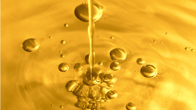 Pouring golden liquid 640x360